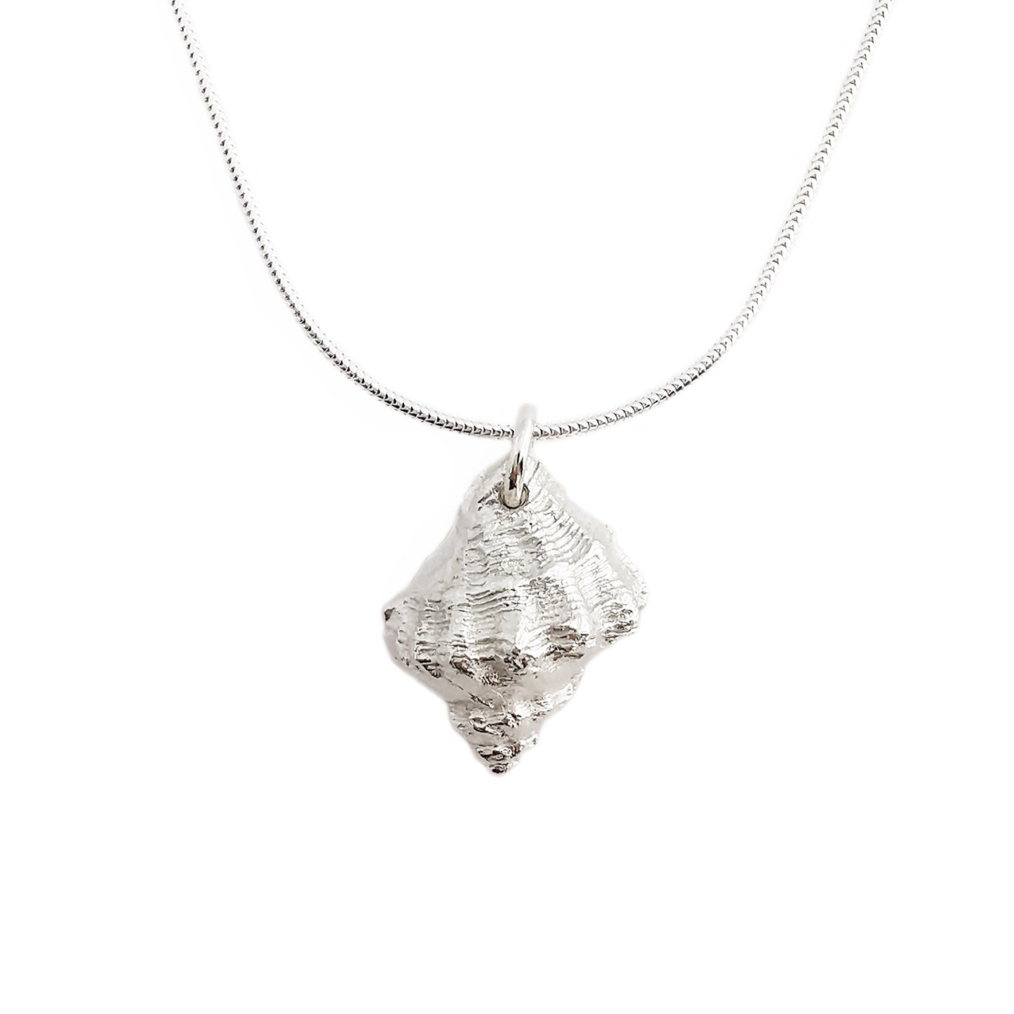 SHINY SHELL NECKLACE SILVER