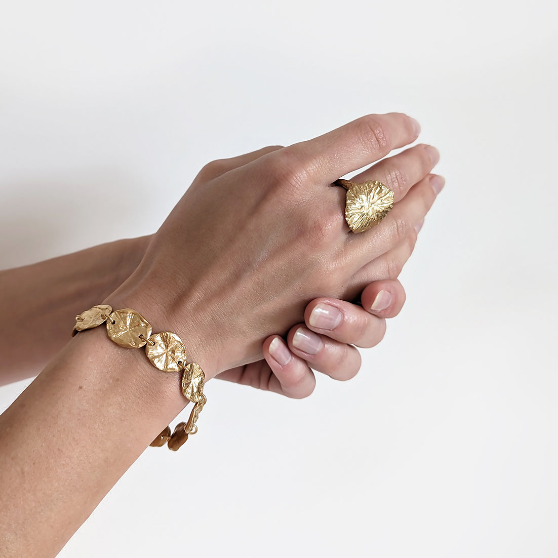 SHELL BRACELET GOLD